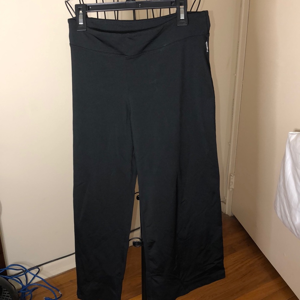 EUC. Black Avia cropped pants. Size Large
